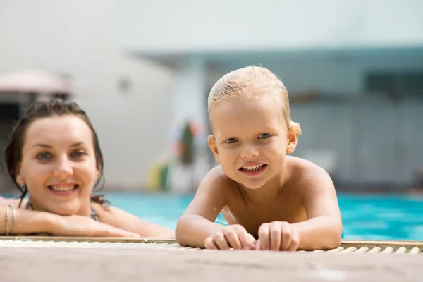 Freizeit im Schwimmbad — Stockfoto