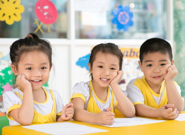 男孩和女孩坐在幼儿园 — 图库照片