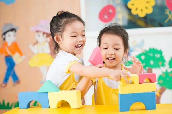 Mädchen spielen — Stockfoto