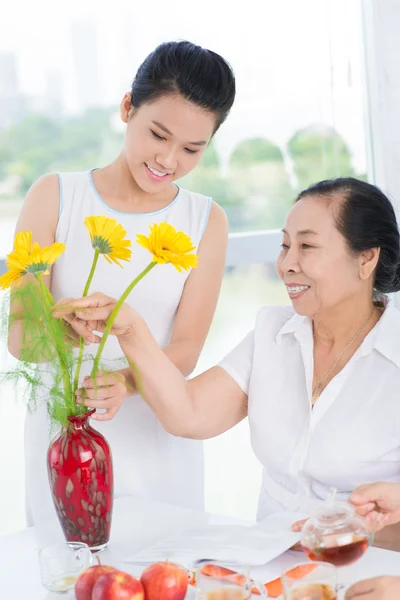 Grandmother and granddaughter at table — Stock Photo, Image