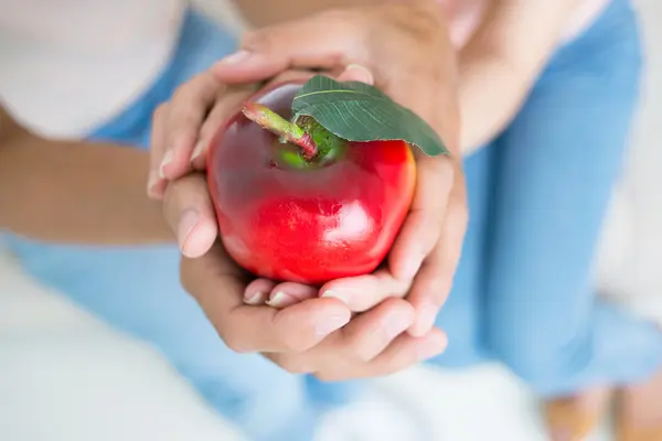 Apfel in der Hand — Stockfoto