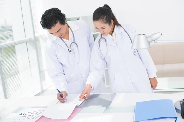 Medico e assistente — Foto Stock