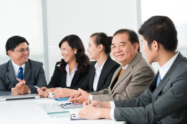 grup gülümseyen iş adamları