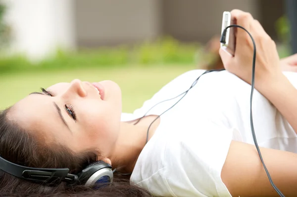 Escuchar la música — Foto de Stock