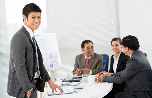 Joven hombre de negocios — Foto de Stock