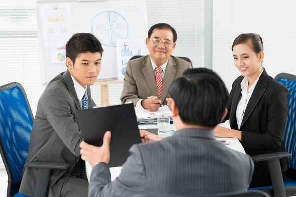 Attentive listening — Stock Photo, Image