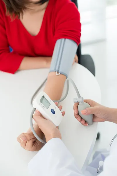 Pomiar ciśnienia krwi — Zdjęcie stockowe