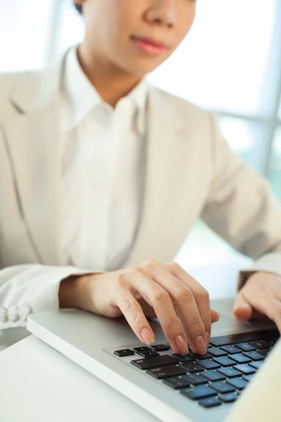 Digitando le mani — Foto Stock