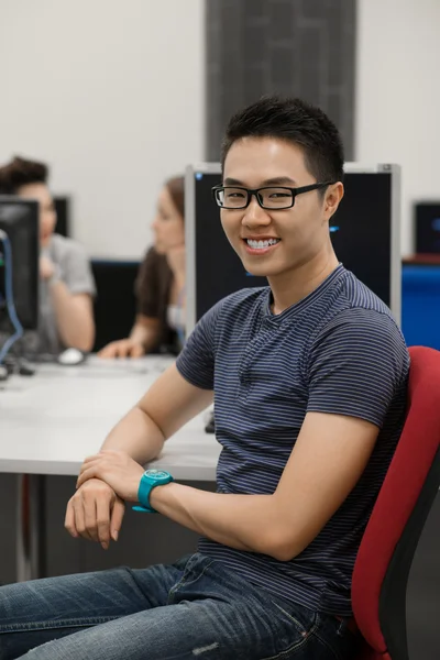 Junge Programmiererin — Stockfoto