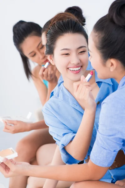 Jag hjälper dig med make-up! — Stockfoto