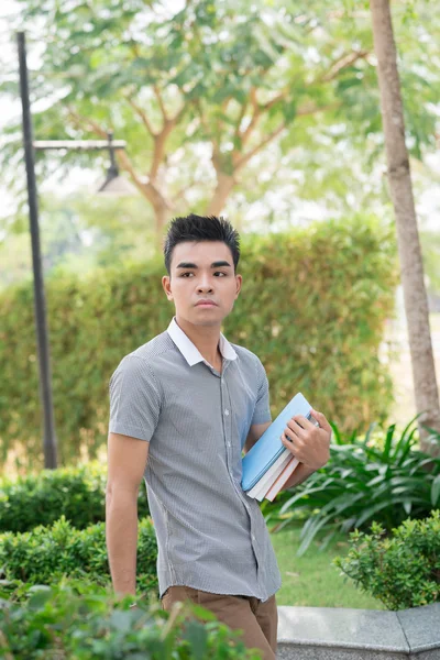 Nachdenkliche asiatische Junge — Stockfoto