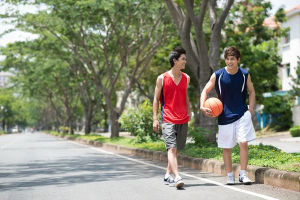 Sportivi che camminano — Foto Stock