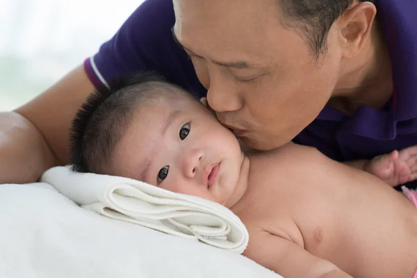 Father's kiss — Stock Photo, Image