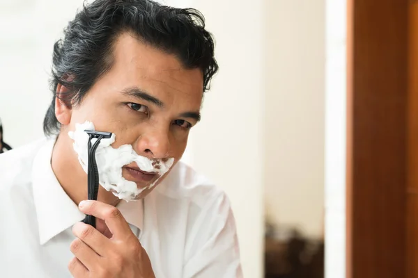 Чоловічий гоління — стокове фото