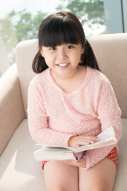 gülümseyen okuyucu