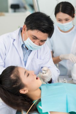 Diş hekimi çalışıyor.