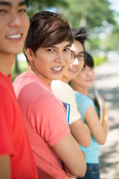 Studenten stehen Schlange — Stockfoto