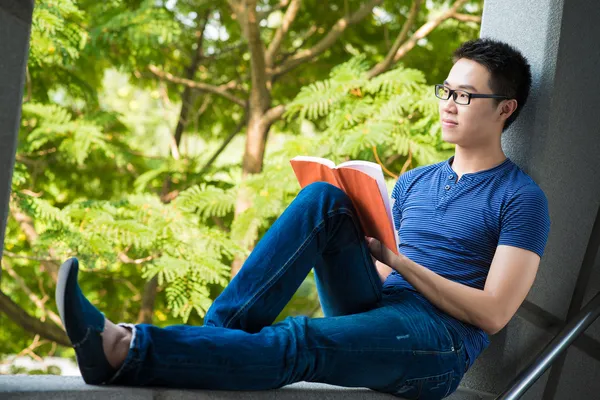 Eftertänksam student — Stockfoto