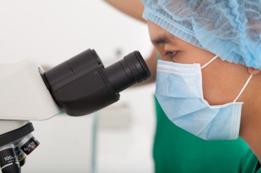 konsantre bilim adamı