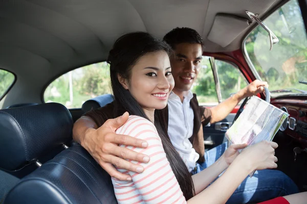 Umarmung im Auto — Stockfoto