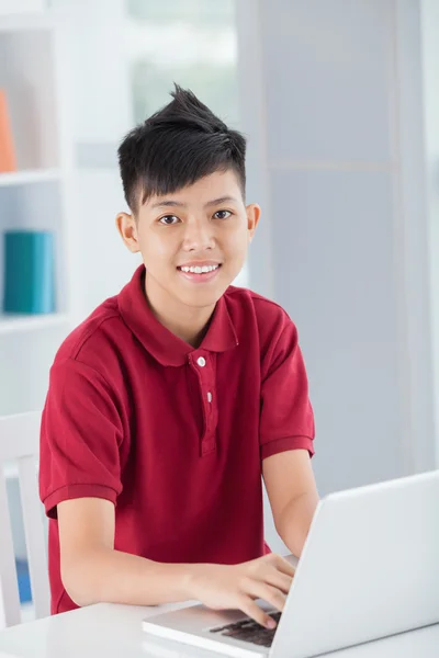 Gelukkig schooljongen — Stockfoto