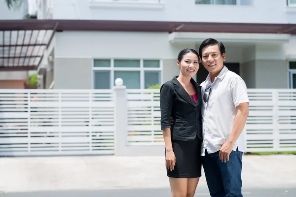 Familie und ihr neues Haus — Stockfoto