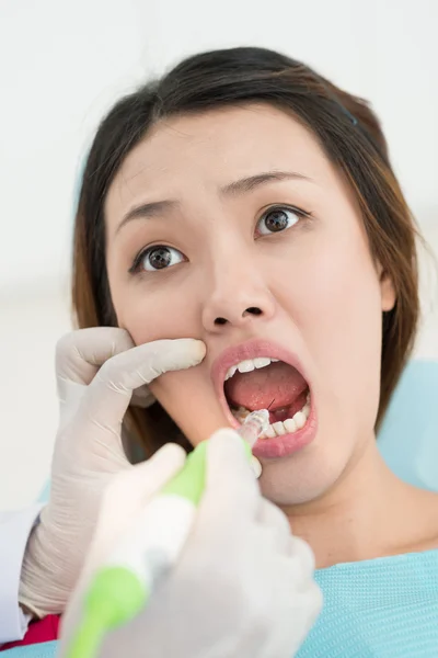 Smärtsamma tandvård förfarande — Stockfoto