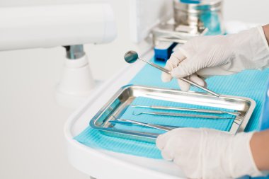 dişlerini muayene sağlar!