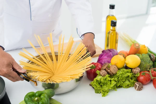 Spaghetti förberedelse — Stockfoto