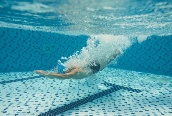 Mergulho na piscina — Fotografia de Stock