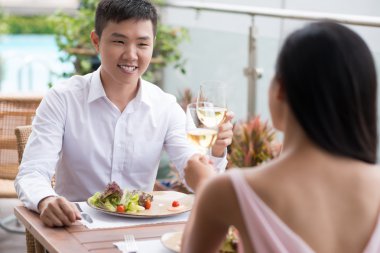 Restoranda öğle yemeği