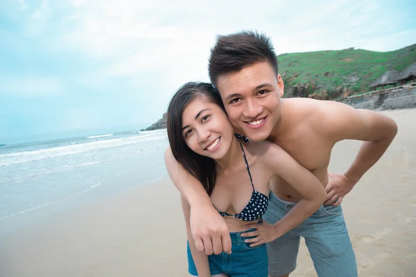 Para na plaży — Zdjęcie stockowe
