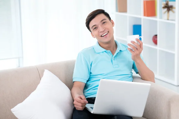 Surfen vanuit huis — Stockfoto