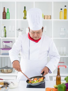 yiyecek hazırlama üzerinde yoğunlaştı