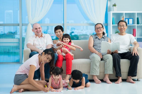 Familia mixta feliz —  Fotos de Stock
