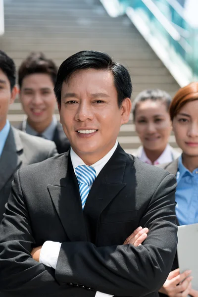 Hombre de negocios y su equipo — Foto de Stock