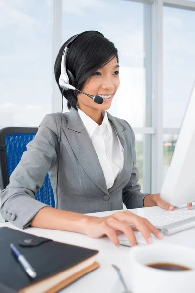 Receptionist op het werk — Stockfoto