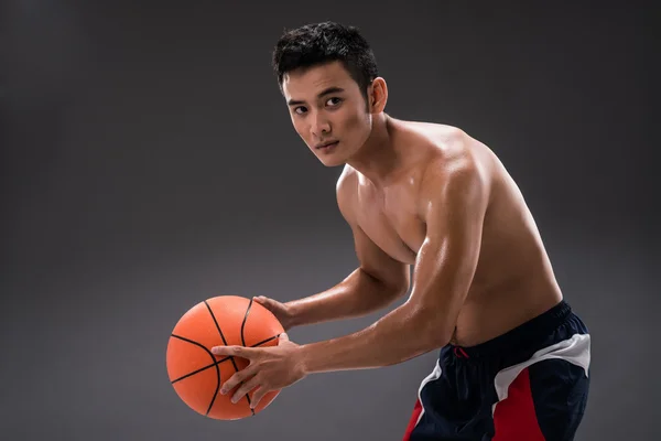 Playing basketball — Stock Photo, Image