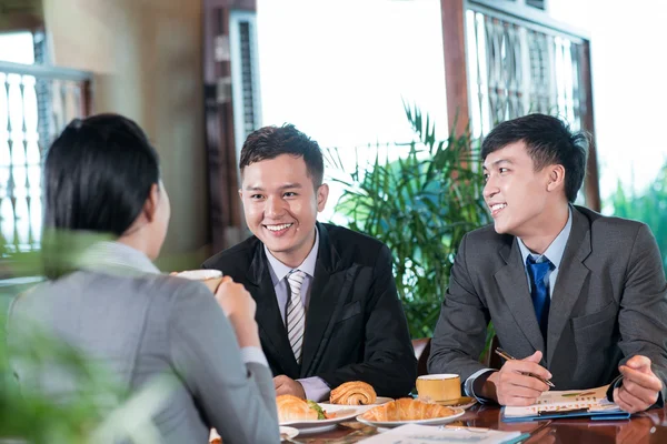 Almoço de negócios alegre — Fotografia de Stock