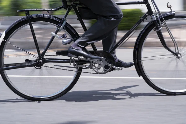 Bir bisiklet sürme — Stok fotoğraf