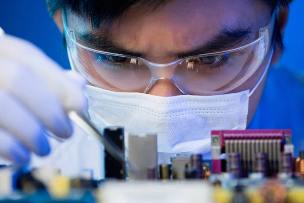 Electronic engineer at work — Stock Photo, Image