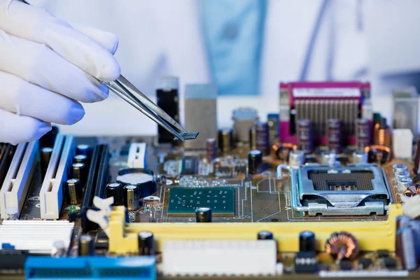 Microchip assembling — Stock Photo, Image