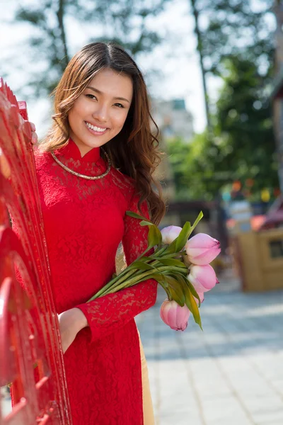 Junge Dame mit Blumen — Stockfoto