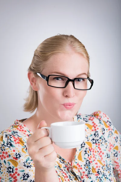 Kvinna med te — Stockfoto