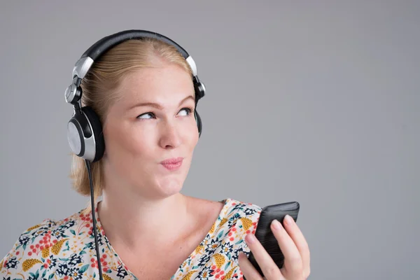 Lyssnar på musik — Stockfoto