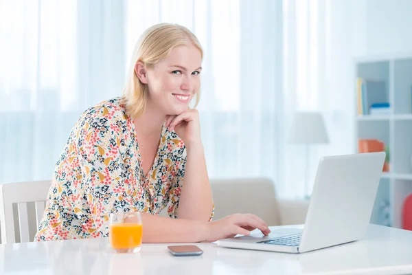 Frau mit Laptop — Stockfoto