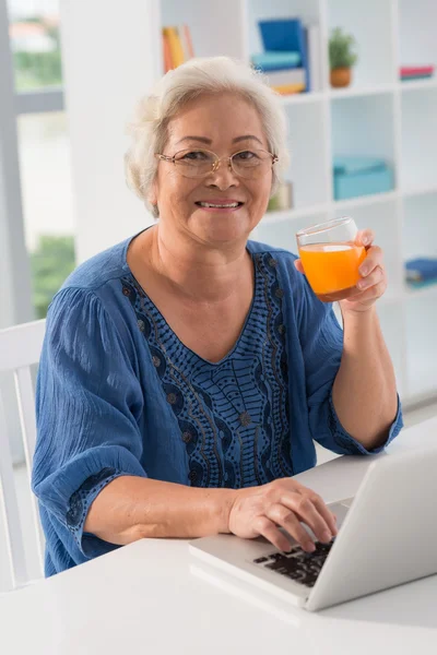 Moderner Senior — Stockfoto