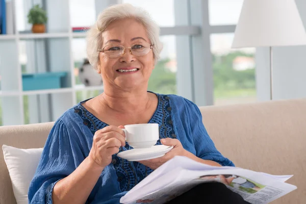 Vrouw thuis — Stockfoto