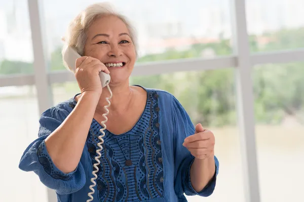 Kvinne på telefonen – stockfoto