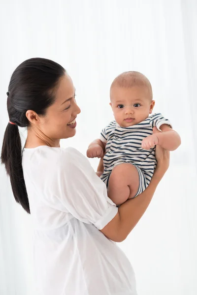 Glückliche Mutter — Stockfoto